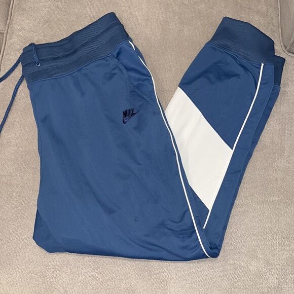 NIKE Sweat suit in excellent condition, like new. - Picture 8 of 12